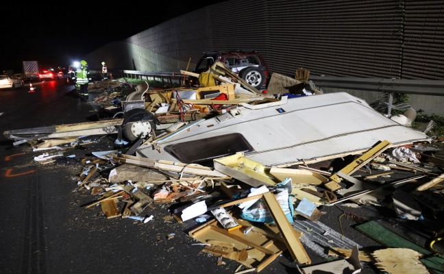 Wohnwagenanhnger mit Sammelstcken bei Unfall auf Welser Autobahn bei Pucking regelrecht zerfetzt