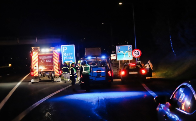 PKW im Abfahrtsbereich zu einer Raststation auf der Mhlkreisautobahn bei Engerwitzdorf berschlagen