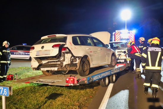 Fahrzeug bei Verkehrsunfall in Zwettl an der Rodl gegen Hausmauer gekracht