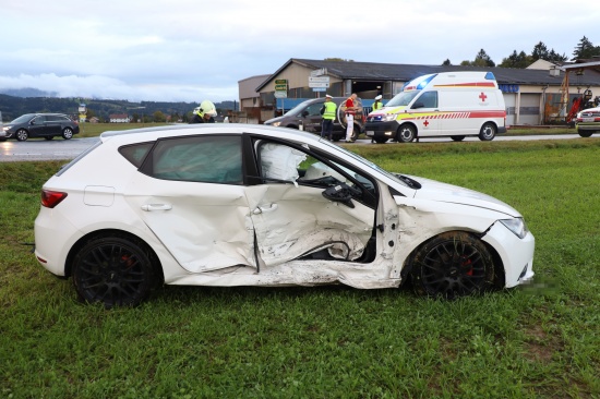 Schwerer Kreuzungsunfall in Pettenbach fordert zwei Verletzte