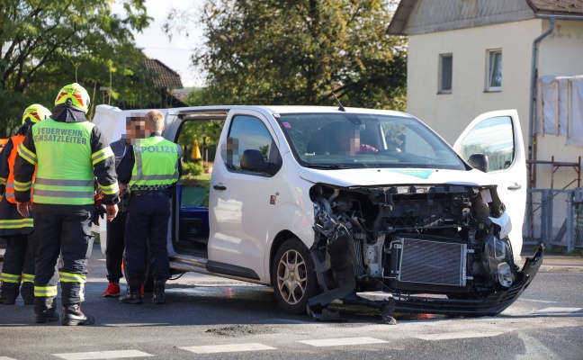 Kreuzungskollision zwischen Kleintransporter und Linienbus in Fischlham endet glimpflich