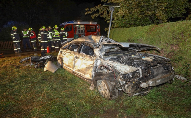 Auto bei Gunskirchen mit hoher Geschwindigkeit gegen Trafostation gekracht und mehrfach berschlagen