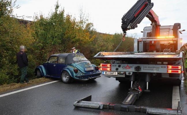 VW-Kfer bei Unfall auf Welser Autobahn in Wels-Neustadt in Bschung gelandet