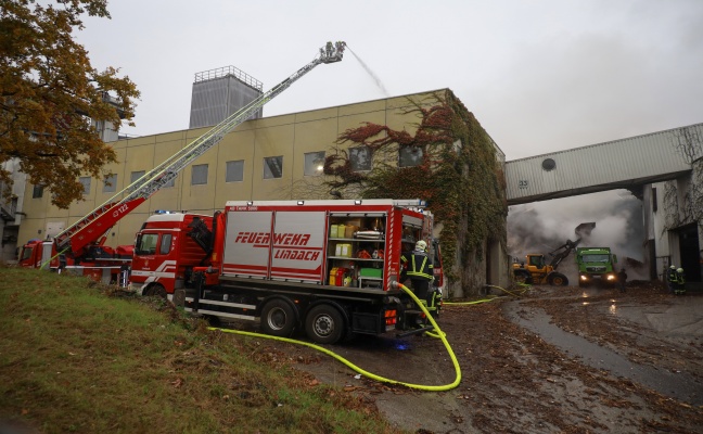 Sieben Feuerwehren bei Brand am Gelnde einer Papierfabrik in Laakirchen im Einsatz