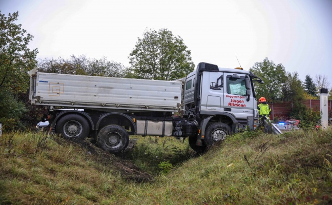 LKW auf lverschmierter Auffahrtsrampe der Welser Autobahn beim Marchtrenk ins Schleudern gekommen