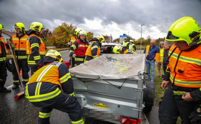 Auffahrunfall zwischen LKW und PKW samt Anhnger auf Wiener Strae bei Marchtrenk