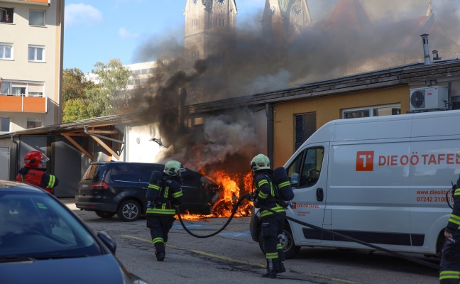 PKW in Vollbrand: Lscheinsatz der Feuerwehr samt Personenrettung in Wels-Neustadt