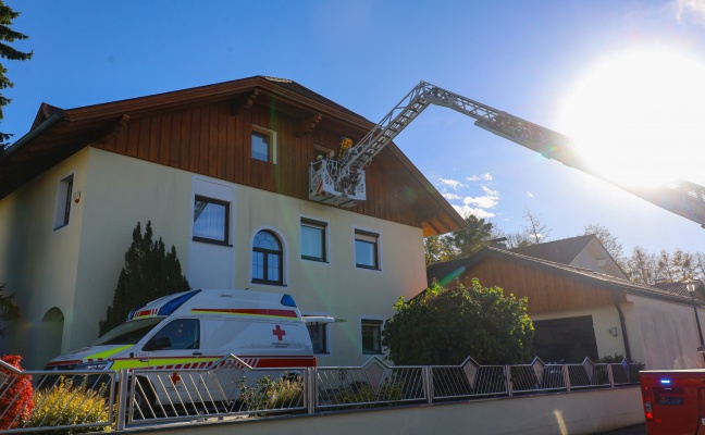 Pensionist nach Sturz von Leiter mittels Drehleiter aus Wohnhaus in Wels-Lichtenegg gerettet