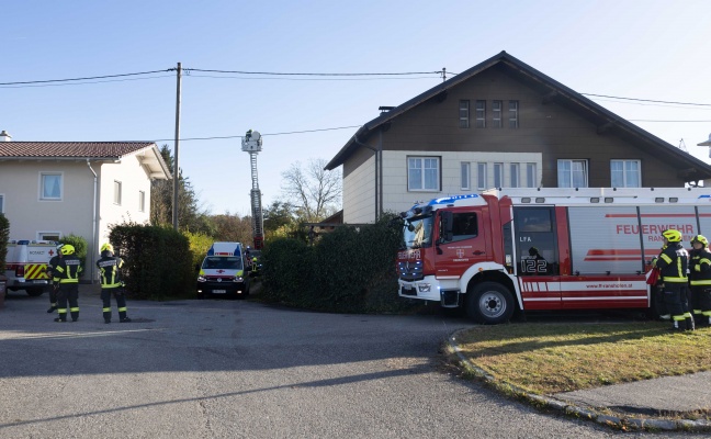 Person durch Drehleiter der Feuerwehr von Vordach eines Hauses in Braunau am Inn gerettet