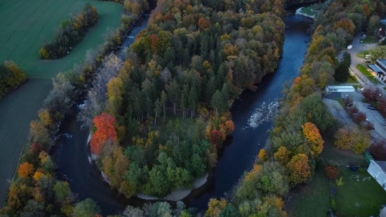 Vermeintliche Person in der Ager bei Regau stellte sich zum Gl�ck als Laubhaufen heraus