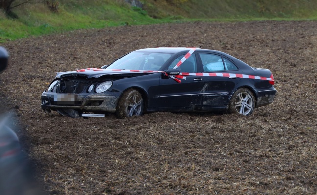 Auto auf Wiener Strae in Edt bei Lambach von Strae abgekommen und im Acker gelandet