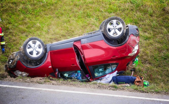 Auto auf Altheimer Strae bei St. Peter am Hart berschlagen