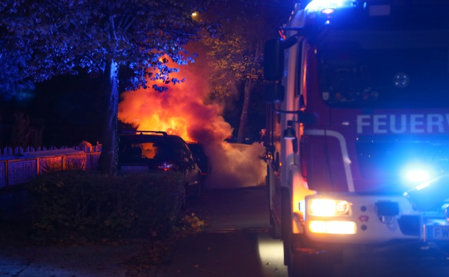 Brand eines PKW in Wels-Pernau sorgte fr Einsatz von Feuerwehr und Polizei