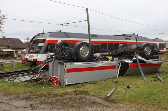 Lokalbahn kollidiert auf Bahnbergang in Waizenkirchen mit LKW-Anhnger