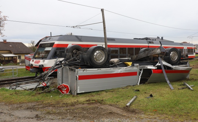 Lokalbahn kollidiert auf Bahnbergang in Waizenkirchen mit LKW-Anhnger