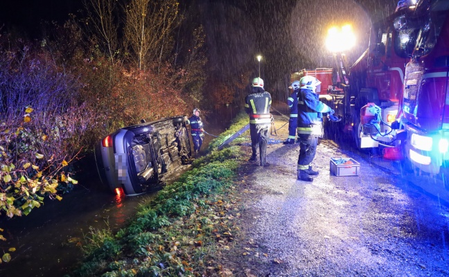 Autolenker bei Unfall in Wels-Neustadt mit PKW im Grünbach gelandet