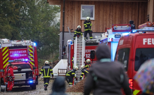 Feuerwehr mit Hhenrettern bei Personenrettung aus defektem Deckenkran in Buchkirchen im Einsatz