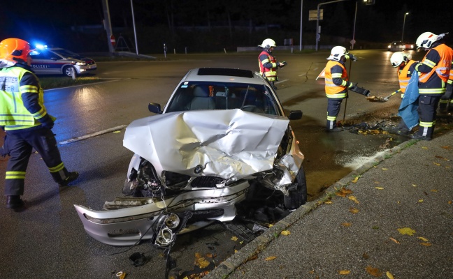 Kreuzungsunfall zwischen zwei PKW auf Pyhrnpass Strae in Thalheim bei Wels