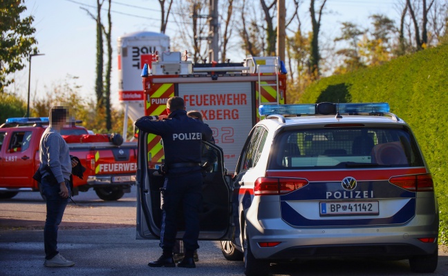 Hhenretter der Feuerwehr bei Personenrettung in einer Garage in Kirchberg-Thening im Einsatz