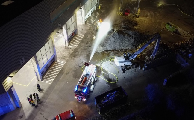 Nchtlicher Brandeinsatz bei Abfallverwertungsunternehmen in Wels-Schafwiesen