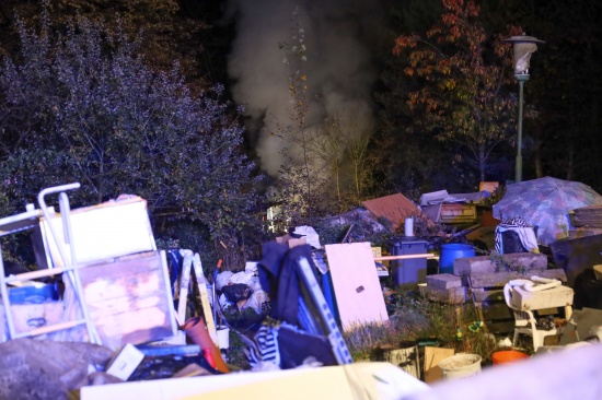 Schwieriger Lscheinsatz bei Brand einer Htte auf einem zugemllten Grundstck in Prambachkirchen