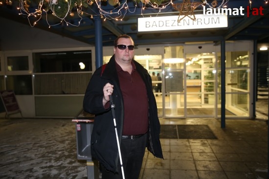 Dietmar Janoschek vor dem Badezentrum Traun