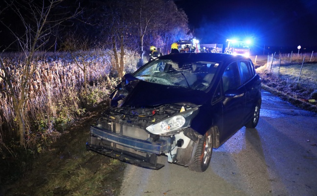 Auto bei Verkehrsunfall in Fraham gegen Baum geprallt