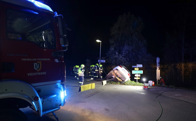 Auto bei Unfall in Scharnstein gegen Brckengelnder gekracht und in Schrglage stecken geblieben