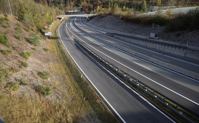 Auto bei Unfall auf Pyhrnautobahn in St. Pankraz von Fahrbahn abgekommen