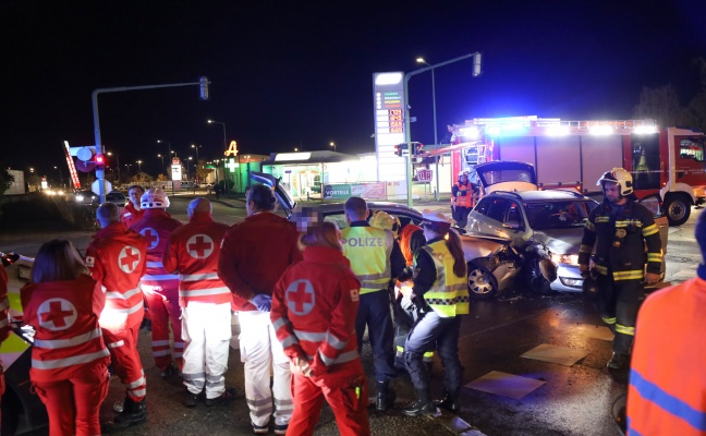 Kreuzungscrash: Grerer Einsatz nach Verkehrsunfall zwischen zwei PKW in Wels-Neustadt