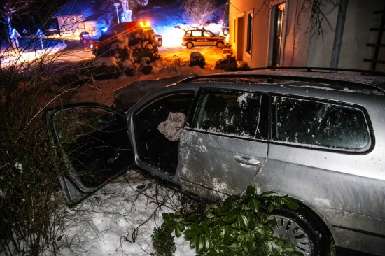 Fahrzeug krachte im Ortsgebiet von Pennewang gegen Baum und Hausmauer