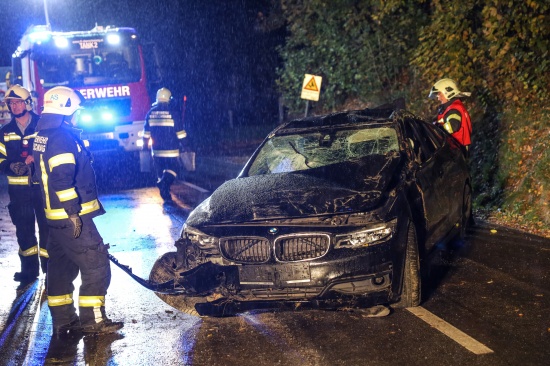 Auto nach berschlag bei Eberschwang am Dach liegend zum Stillstand gekommen