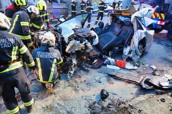 Ein Toter bei schwerer Frontalkollision zwischen PKW und LKW in Rainbach im Mhlkreis