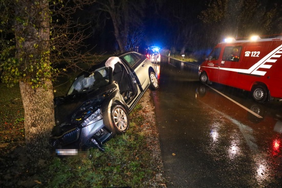 Auto bei Verkehrsunfall in Neukirchen bei Lambach frontal gegen Baum gekracht