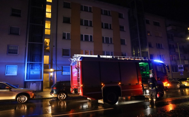 Einsatz der Feuerwehr aufgrund einer rauchenden Steckdose in einer Wohnung in Wels-Pernau