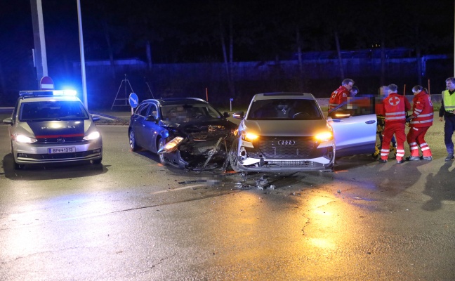 Crash im Kreuzungsbereich zwischen zwei PKW auf Pyhrnpass Strae in Thalheim bei Wels