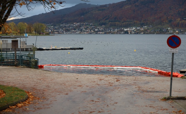 Gewsserverunreinigung im Traunsee durch ausgetretenes l im Ortszentrum von Altmnster