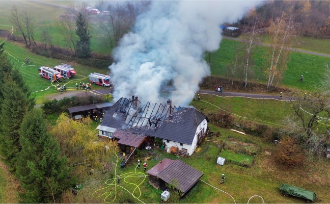 Zwlf Feuerwehren bei ausgedehntem Dachstuhlbrand in Zwettl an der Rodl im Einsatz