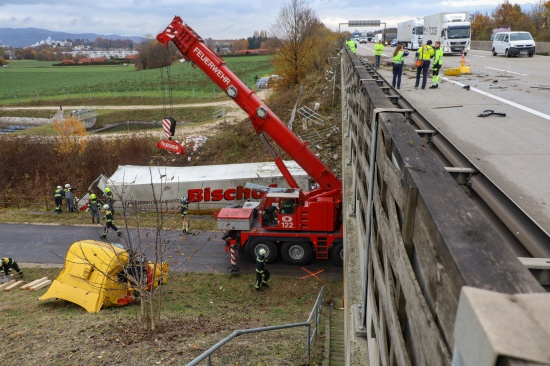 LKW-Sattelzug bei Unfall auf Westautobahn in Linz-Ebelsberg von Unterfhrung in Bach gestrzt