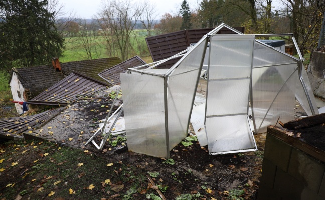 Drogenlenker donnert nachts mit Auto in Garten eines Wohnhauses in Edt bei Lambach