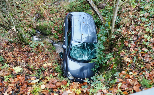 Junger Lenker mit PKW bei Verkehrsunfall in Altenberg bei Linz in Bach gestrzt