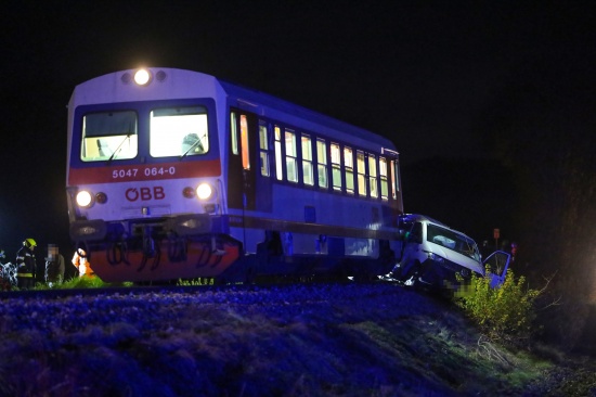 Unfall auf Bahnbergang: Kleintransporter bei Aurolzmnster von Regionalzug erfasst