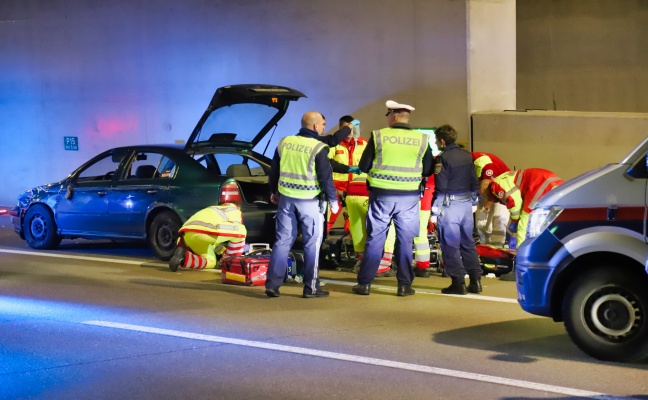 Unfall im Tunnel Bindermichl auf Mhlkreisautobahn in Linz fordert eine schwerverletzte Person