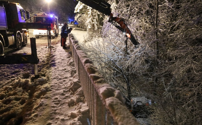 Absturz bei Schneefahrbahn: Kleintransporter auf Pyhrnpass Strae in St. Pankraz in Bach gestrzt