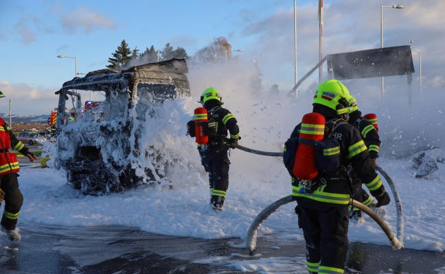 LKW in Vollbrand: Zwei Feuerwehren am Einsatzort in Pasching im Lscheinsatz