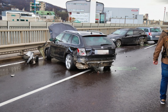 Massenkarambolage auf der Steyreggerbrcke der Donaustrae in Linz-Industriegebiet-Hafen