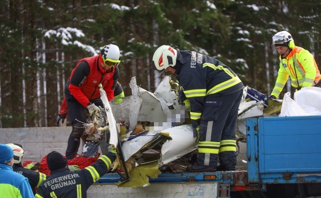 Flugzeugwrack nach Absturz mit vier Todesopfern vom Kasberg in Grnau im Almtal geborgen