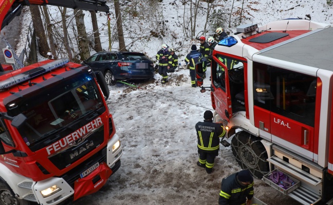 Weggerollt: Abgestelltes Auto in Grnau im Almtal in Bachbett gerollt