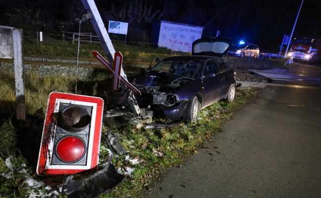 Auto auf Bahnbergang in Thalheim bei Wels mit Lichtzeichenanlagen kollidiert