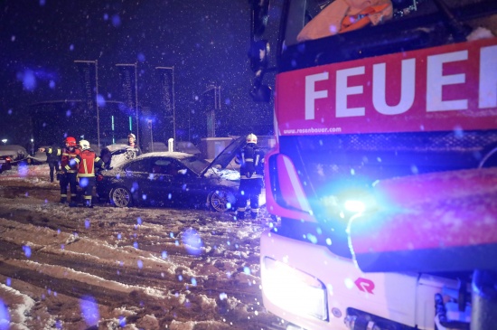 Brand im Motorraum eines PKW in Wels-Waidhausen mit Feuerlscher eingedmmt